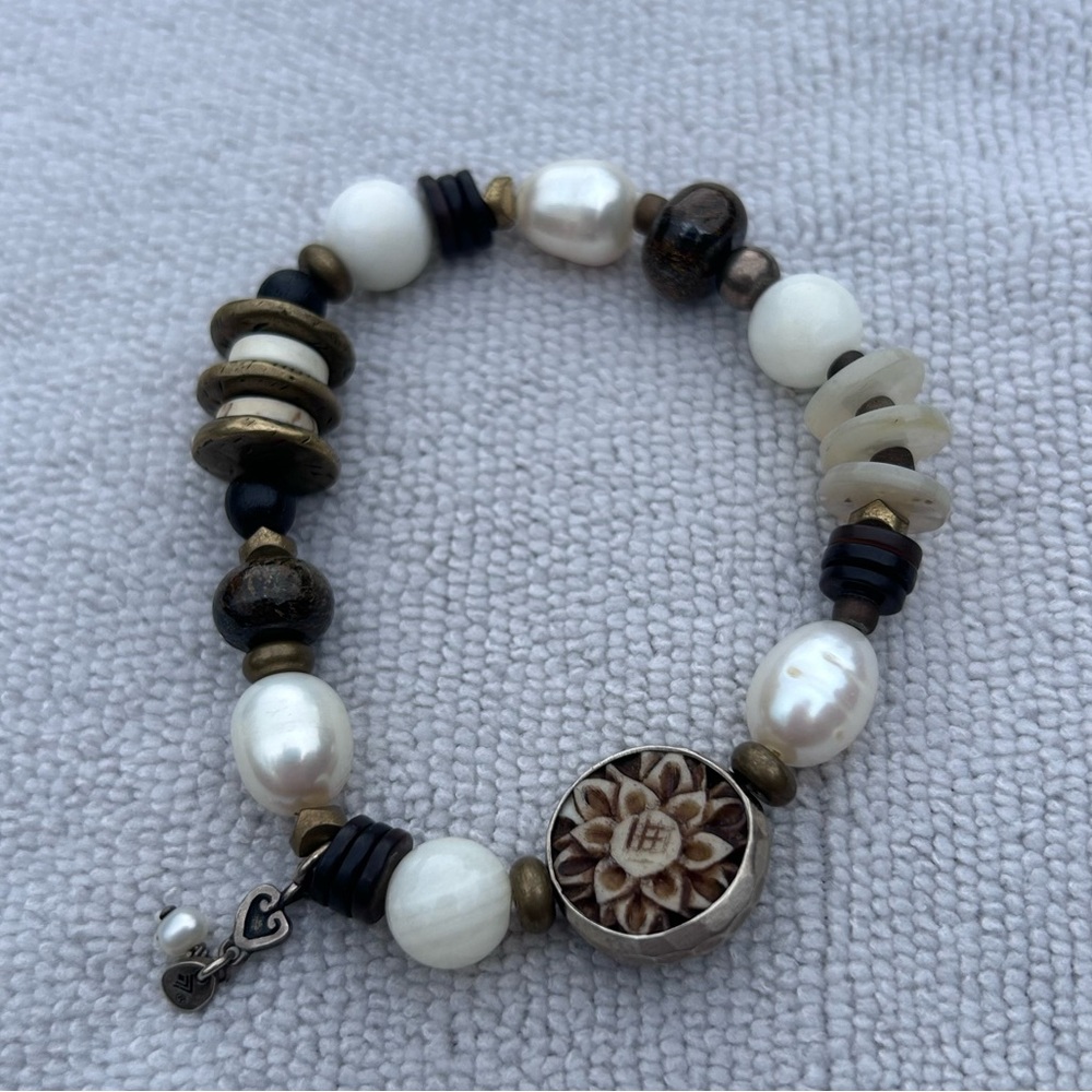 B1989 Silpada Stretch Mother-of-Pearl bracelet